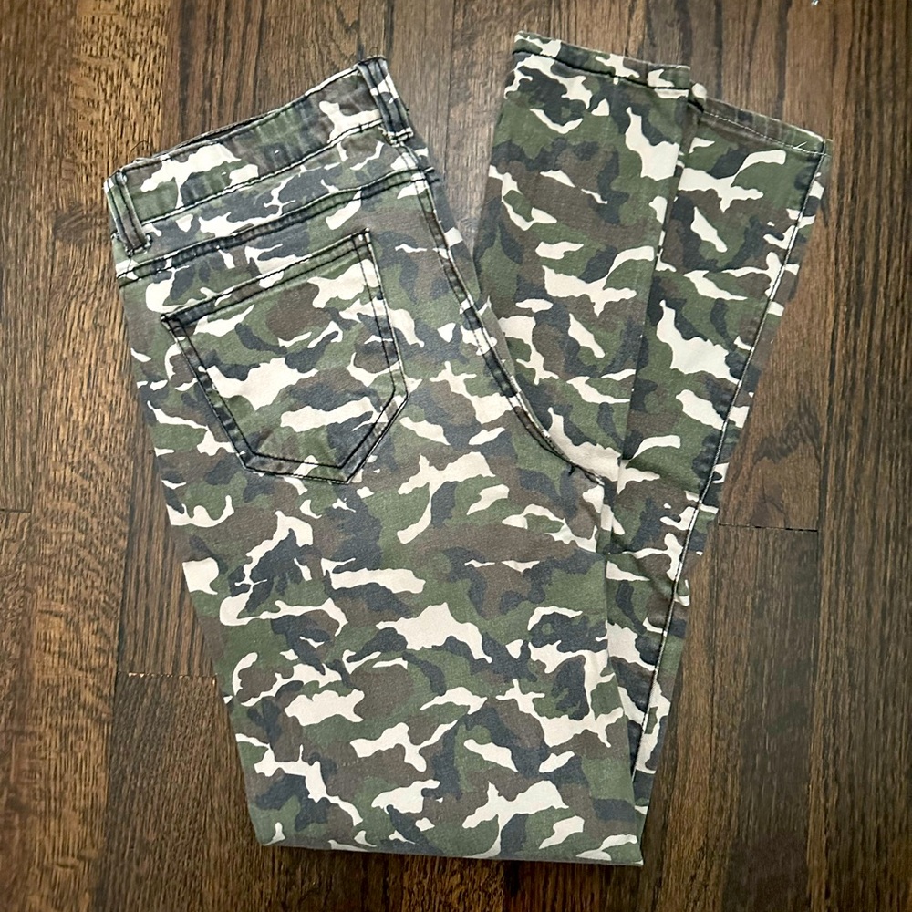 3/$12. Camo Skinny Jeans. Rue 21. Size 5/6 R.